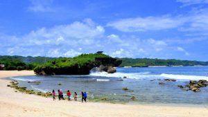 Daya Tarik Pantai Sarangan Yang Diapit Dua Bukit Cantik