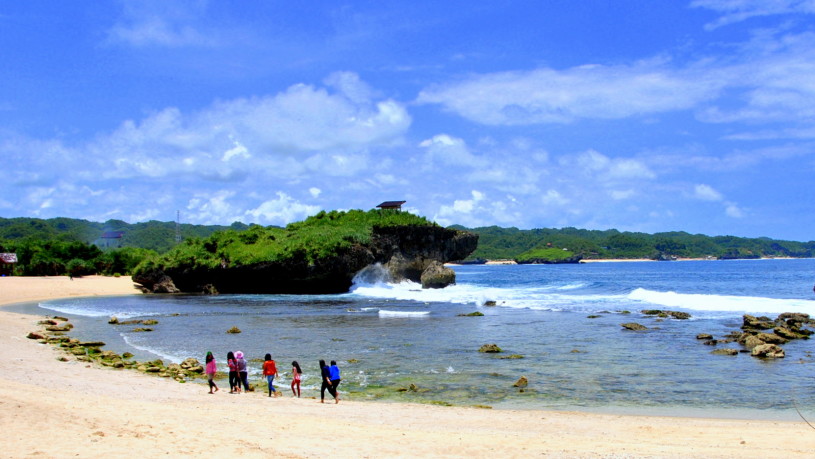 Daya Tarik Pantai Sarangan Yang Diapit Dua Bukit Cantik