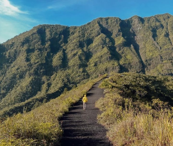 Paket Trekking Gunung Galunggung dan Kebun Mawar Situhapa