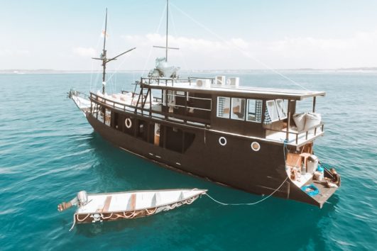 Sewa Kapal Labuan Bajo Kanha Nata Superior Phinisi
