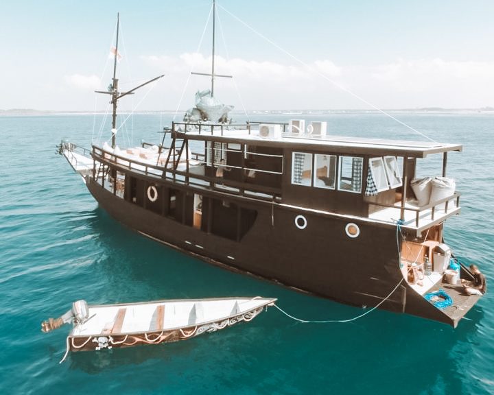 Sewa Kapal Labuan Bajo Kanha Nata Superior Phinisi