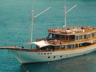 Sewa Kapal Labuan Bajo Yumana Live aboard