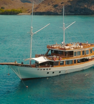 Sewa Kapal Labuan Bajo Yumana Live aboard
