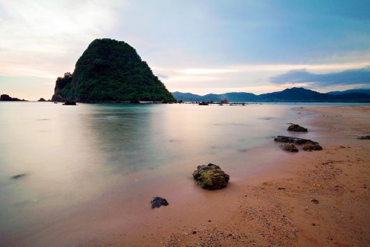 Paket Tour Banyuwangi 2 Hari 1 Malam (2H1M) : Pantai Pulau Merah dan Kawah Ijen
