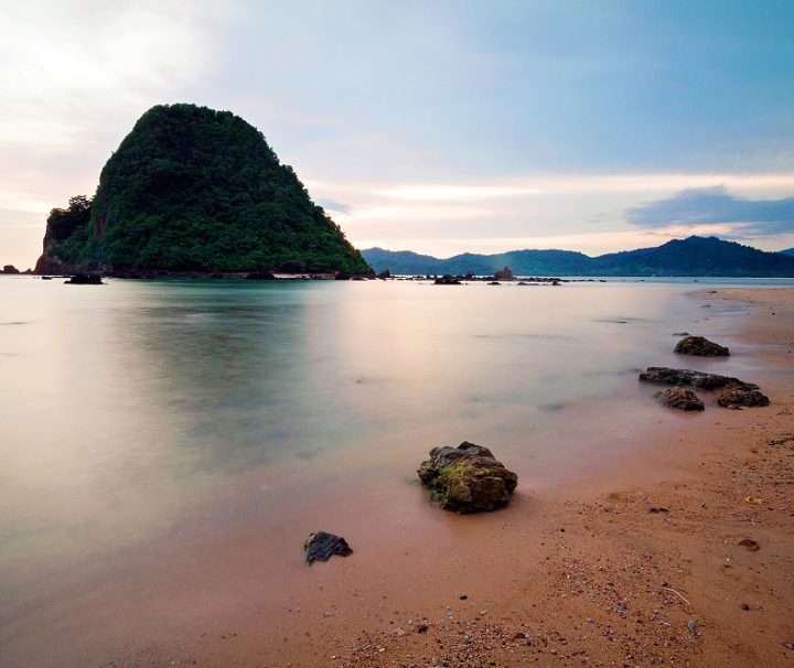 Paket Tour Banyuwangi 2 Hari 1 Malam (2H1M) : Pantai Pulau Merah dan Kawah Ijen
