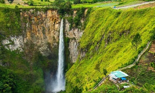 PAKET WISATA MEDAN DANAU TOBA 4D3N : PULAU SAMOSIR, BERASTAGI DAN MEDAN