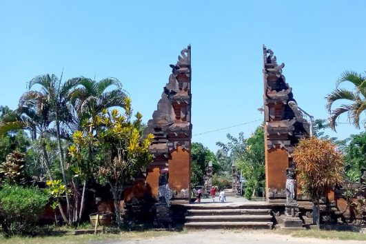 Paket Tour Lombok 1 Hari: Taman Narmada, Pura Lingsar Dan Kota Mataram
