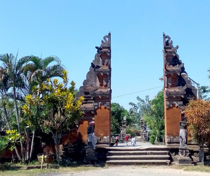 Paket Tour Lombok 1 Hari: Taman Narmada, Pura Lingsar Dan Kota Mataram