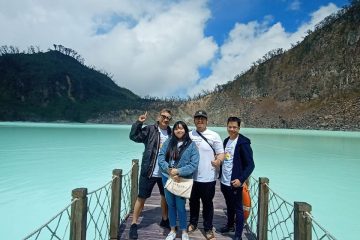 Paket Tour Bandung 1 Hari: Kawah Putih Ciwidey, Kebun The Rancabali Lake Side, Kampung Cai Ranca Upas Dan Petik Strawberry Ciwidey