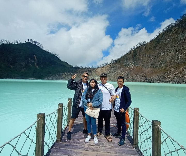 Paket Tour Bandung 1 Hari: Kawah Putih Ciwidey, Kebun The Rancabali Lake Side, Kampung Cai Ranca Upas Dan Petik Strawberry Ciwidey