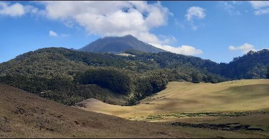 Paket Tour Wisata Gunung Mutis Pulau Timor