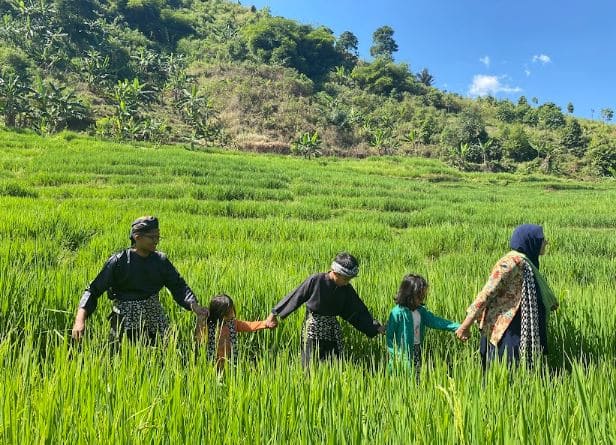 Berfoto dengan baju khas sunda sembari Trekking Sentul bersama Campa Tour