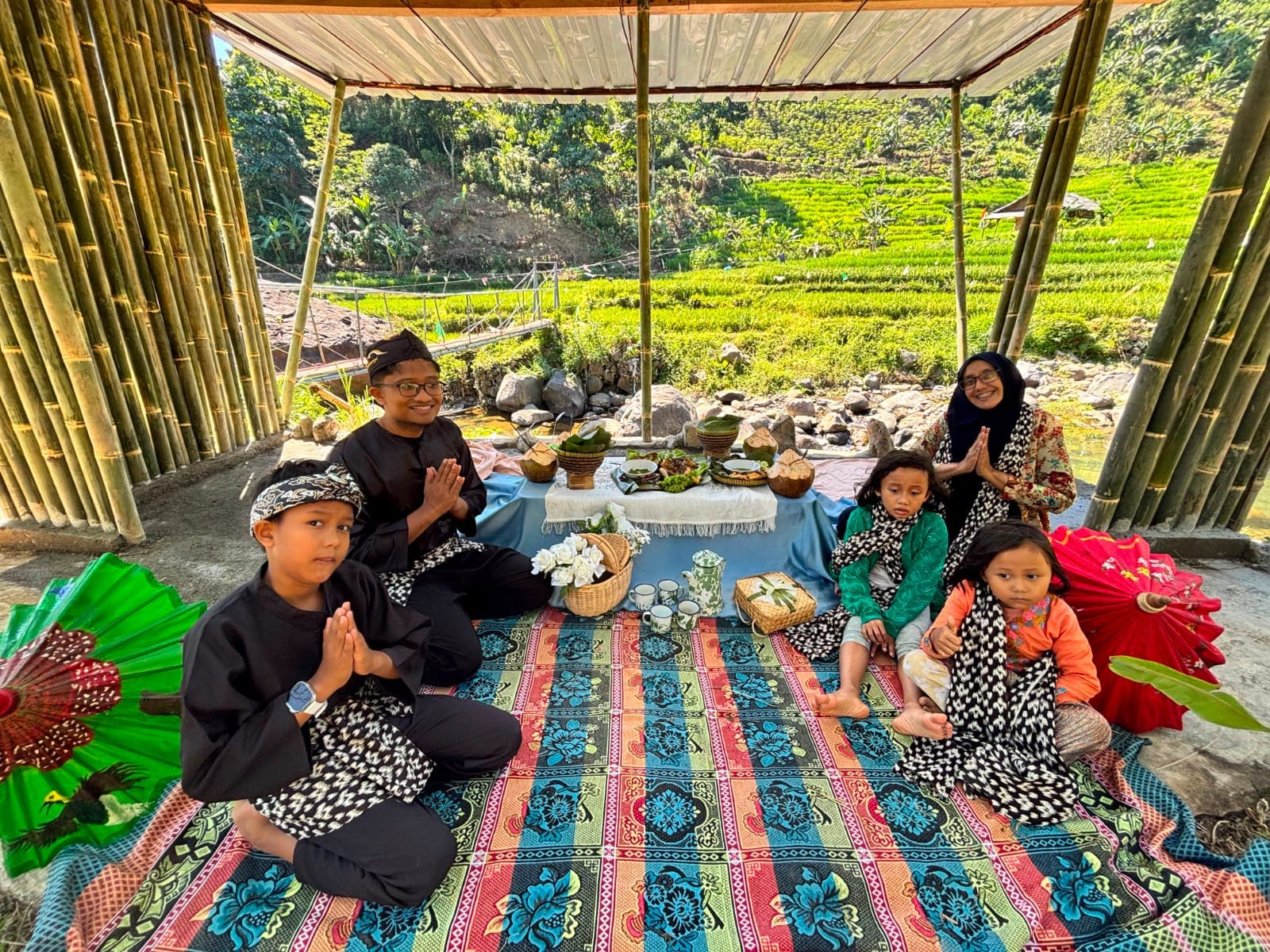 Bersantai sambil piknik dengan background pemandangan hijau Sentul. Menikmati Nasi Liwet khas Sunda bersama Campa Tour