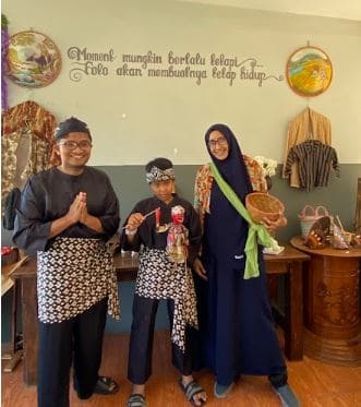 Memakai baju Pangsi khas Sunda sebelum Trekking Sentul bersama Campa Tour