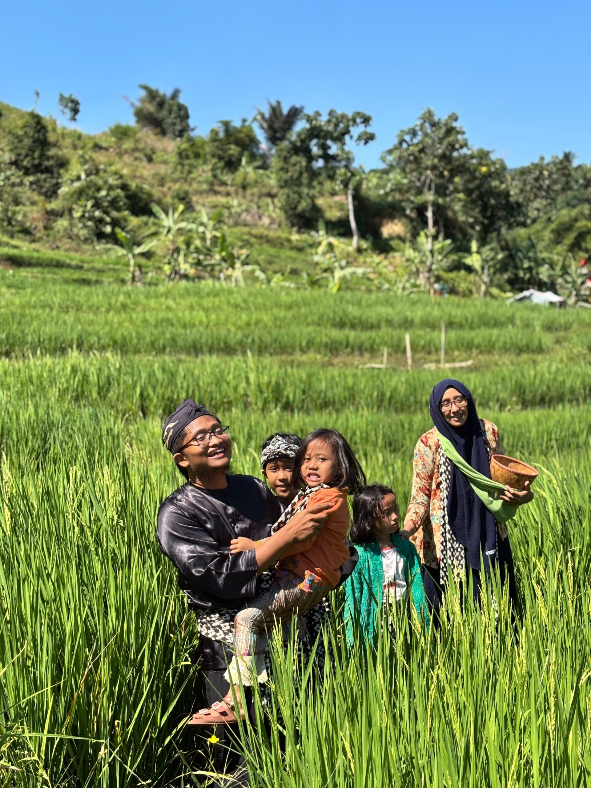 Menikmati persawahan sentul dengan baju sunda dalam Paket Trekking Sentul Campa Tour
