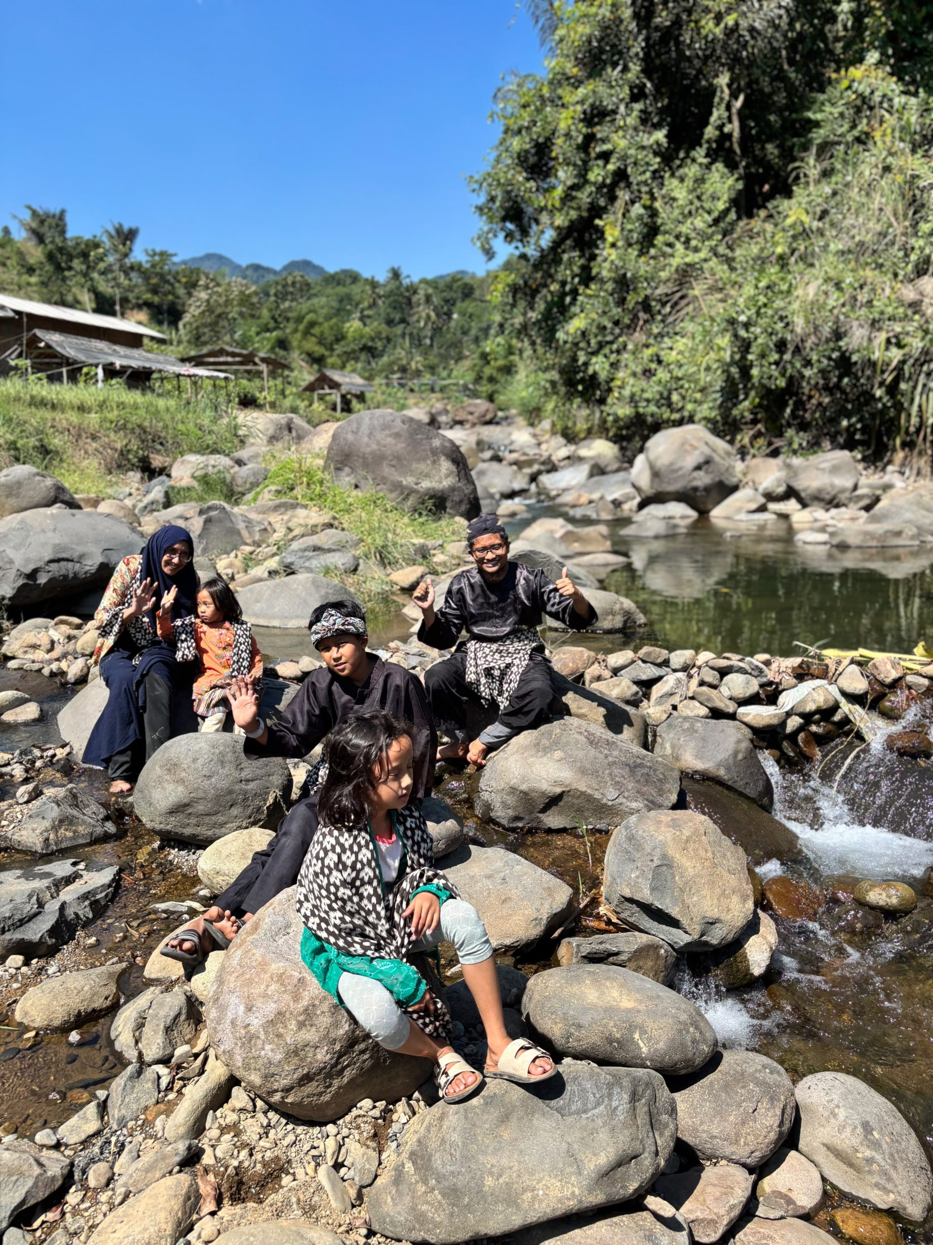 Trekking Sentul di Sungai Ciherang menggunakan baju sunda bersama Campa Tour