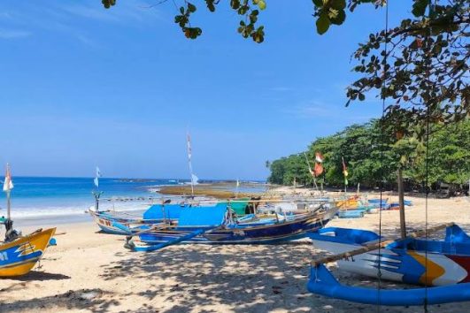 Pantai Legon Pari