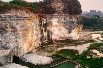 Wisata Alam Goa Lalay