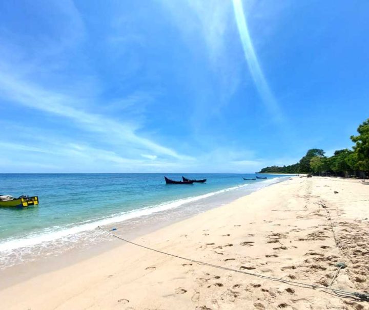 Paket Tour Wisata Pantai Pasir Putih Lhok Mee Banda Aceh Bersama Campa Tour