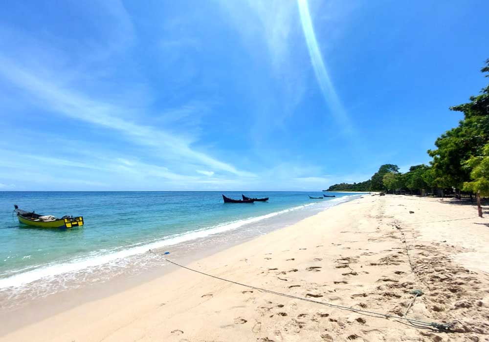 Paket Tour Wisata Pantai Pasir Putih Lhok Mee Banda Aceh Bersama Campa Tour